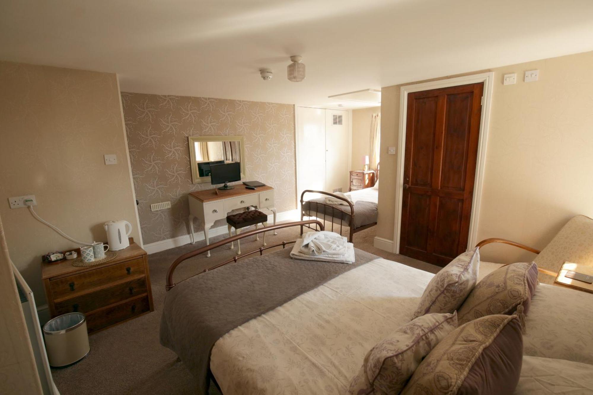 Fitzwarine House Whittington Hotel Room photo